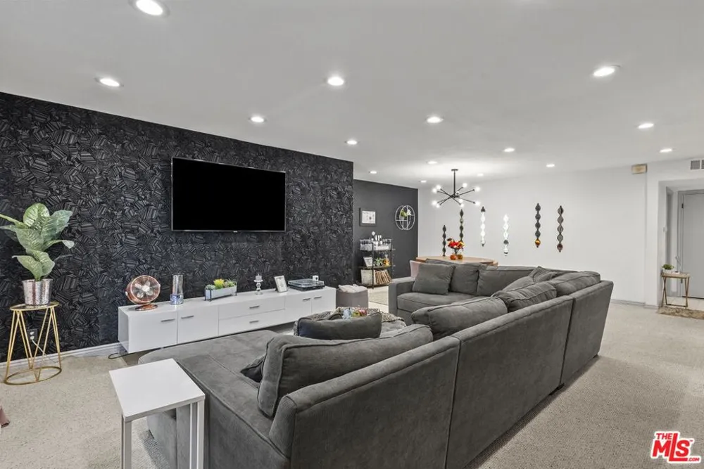 6752 Hillpark Drive #202 Los Angeles, CA 90068