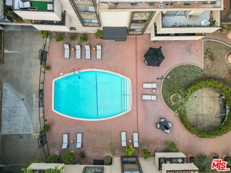 6752 Hillpark Drive #202 Los Angeles, CA 90068