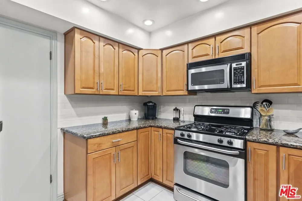 6752 Hillpark Drive #202 Los Angeles, CA 90068