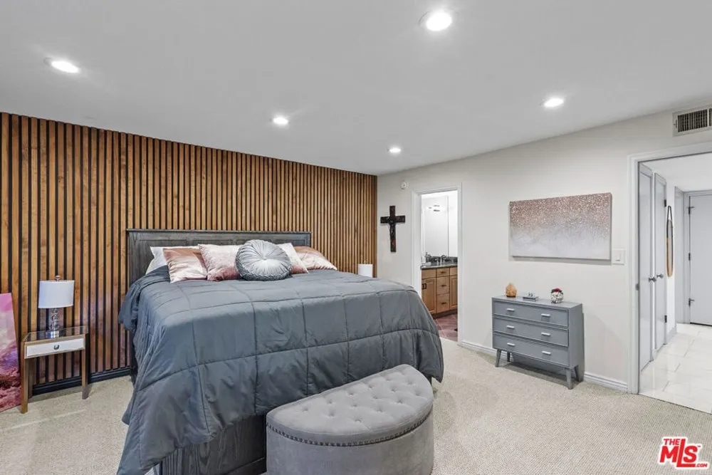 6752 Hillpark Drive #202 Los Angeles, CA 90068