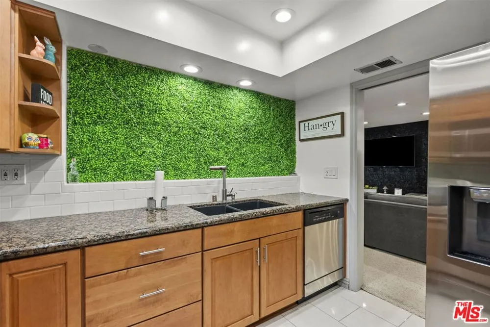 6752 Hillpark Drive #202 Los Angeles, CA 90068