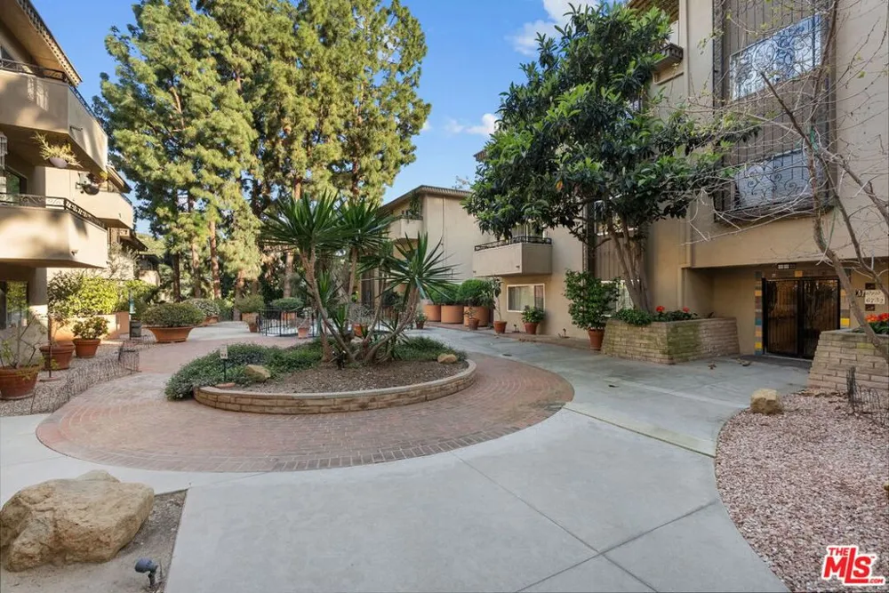 6752 Hillpark Drive #202 Los Angeles, CA 90068
