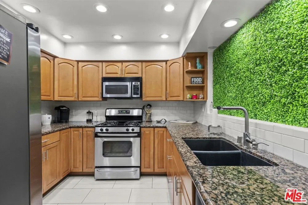 6752 Hillpark Drive #202 Los Angeles, CA 90068