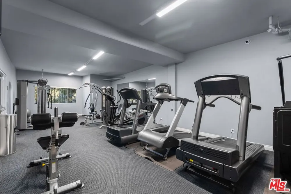 6752 Hillpark Drive #202 Los Angeles, CA 90068