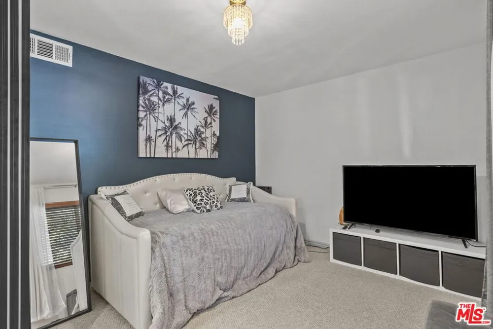 6752 Hillpark Drive #202 Los Angeles, CA 90068