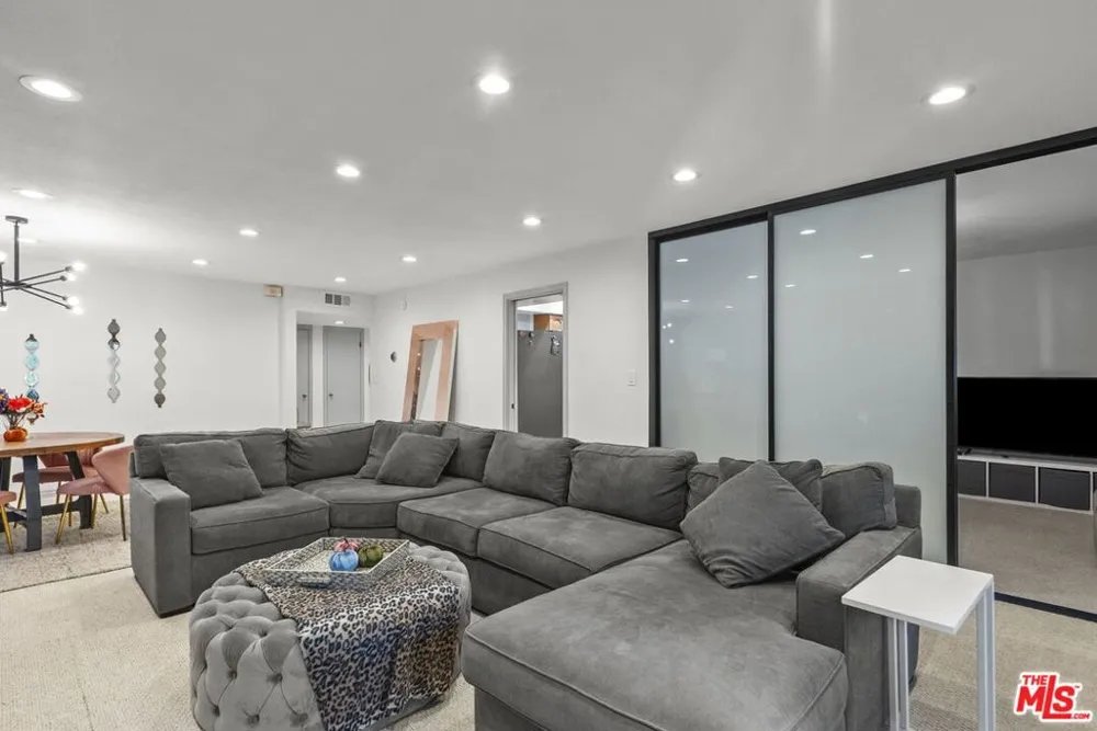 6752 Hillpark Drive #202 Los Angeles, CA 90068