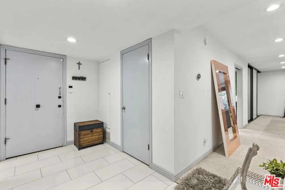 6752 Hillpark Drive #202 Los Angeles, CA 90068