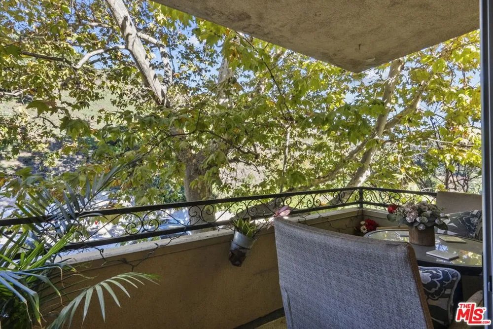 6752 Hillpark Drive #202 Los Angeles, CA 90068