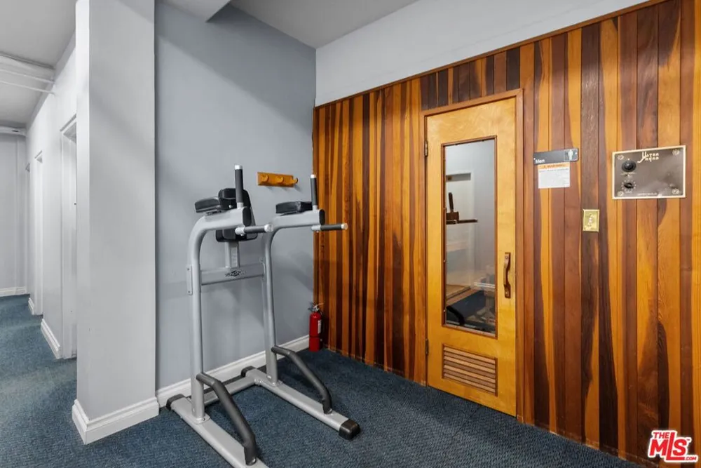 6752 Hillpark Drive #202 Los Angeles, CA 90068
