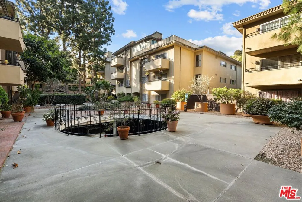 6752 Hillpark Drive #202 Los Angeles, CA 90068