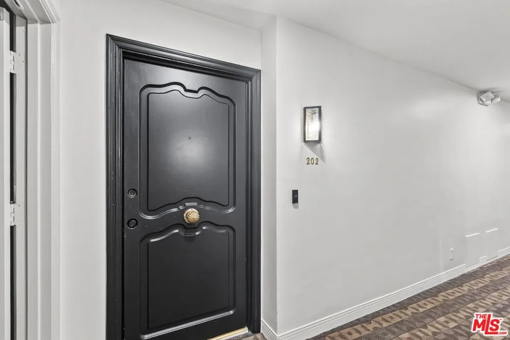 6752 Hillpark Drive #202 Los Angeles, CA 90068