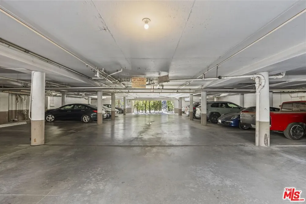6752 Hillpark Drive #202 Los Angeles, CA 90068