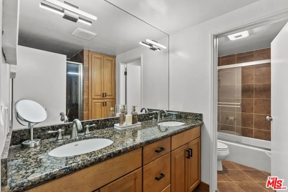 6752 Hillpark Drive #202 Los Angeles, CA 90068