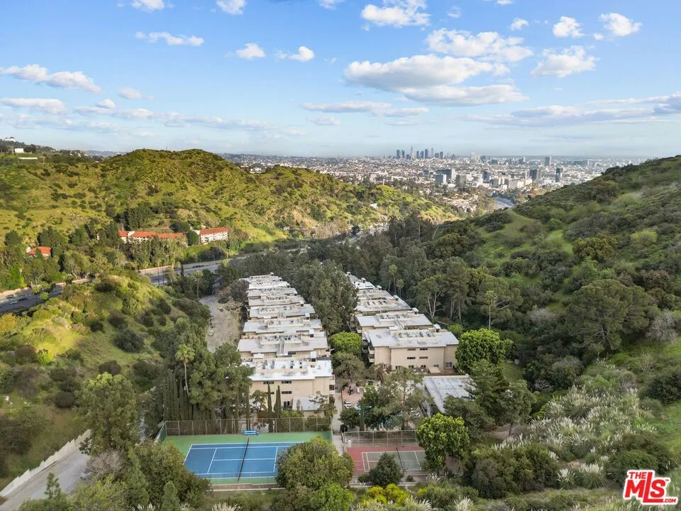 6752 Hillpark Drive #202 Los Angeles, CA 90068