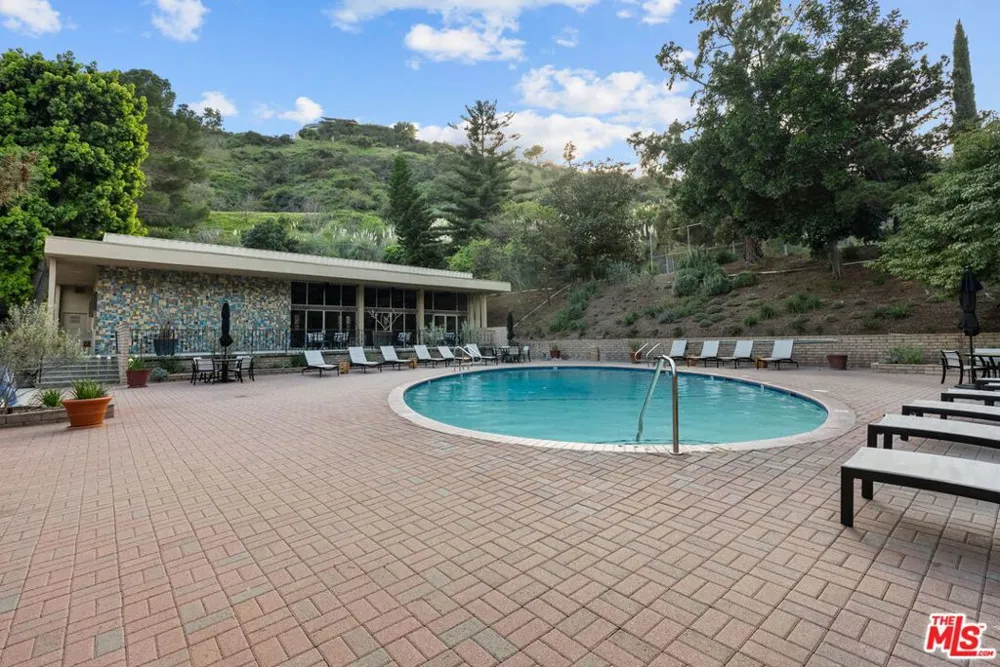 6752 Hillpark Drive #202 Los Angeles, CA 90068
