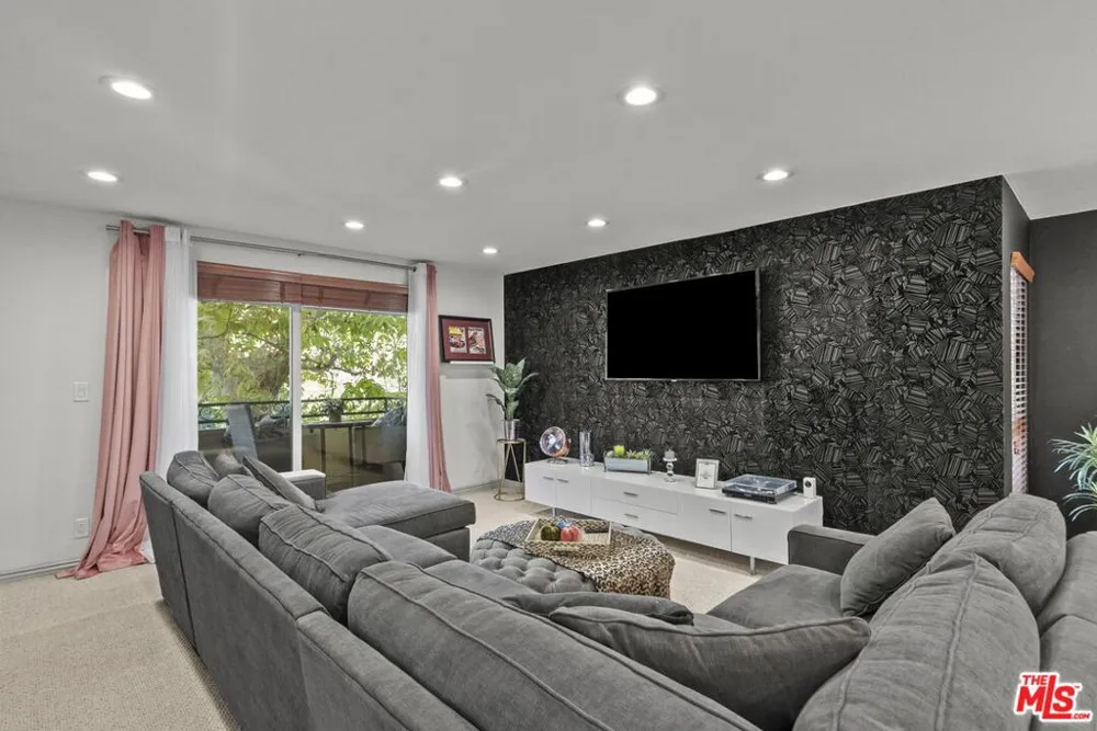 6752 Hillpark Drive #202 Los Angeles, CA 90068
