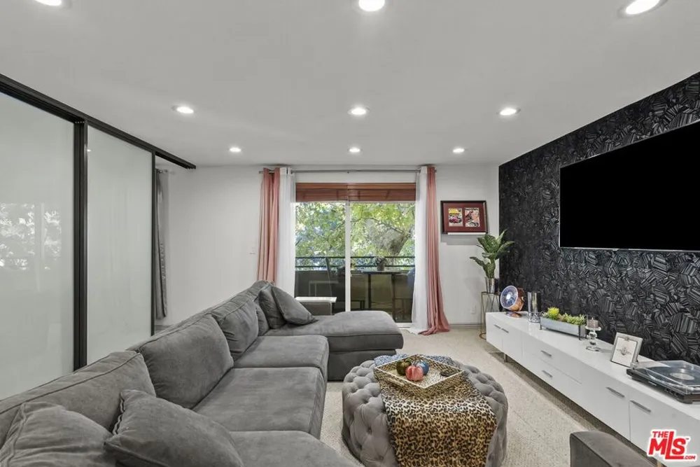 6752 Hillpark Drive #202 Los Angeles, CA 90068
