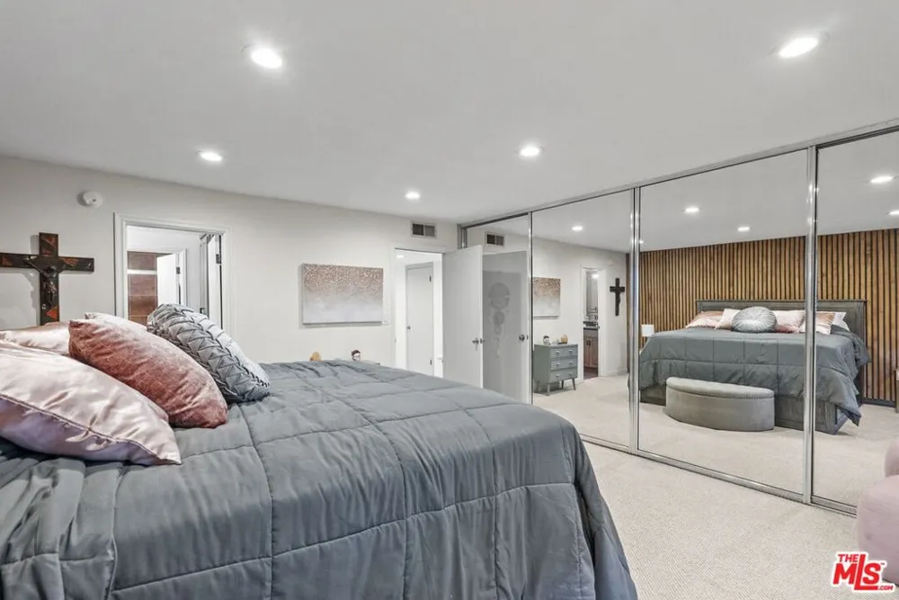 6752 Hillpark Drive #202 Los Angeles, CA 90068