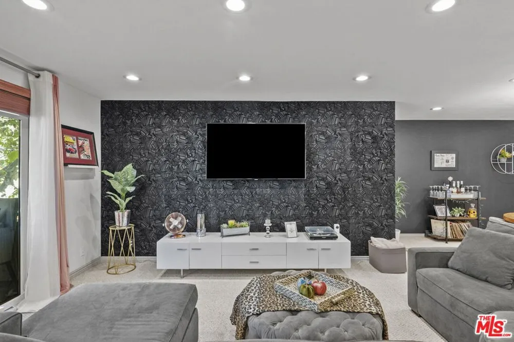 6752 Hillpark Drive #202 Los Angeles, CA 90068