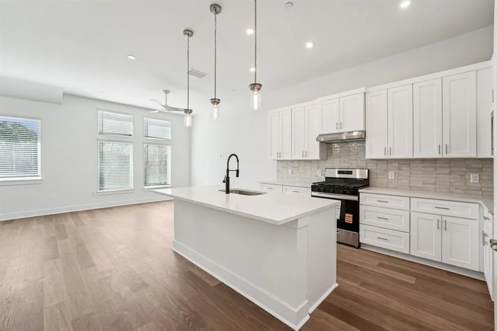 200 W 56th Street #8104 Austin, TX 78751