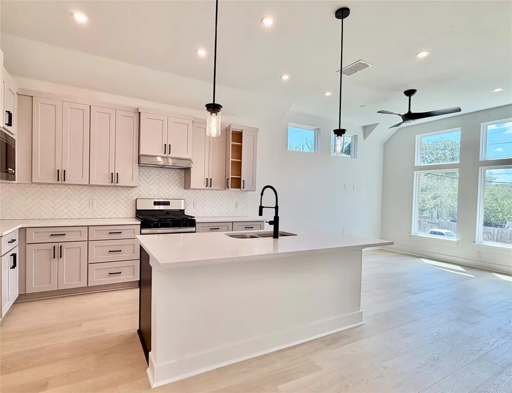 200 W 56th Street #8104 Austin, TX 78751