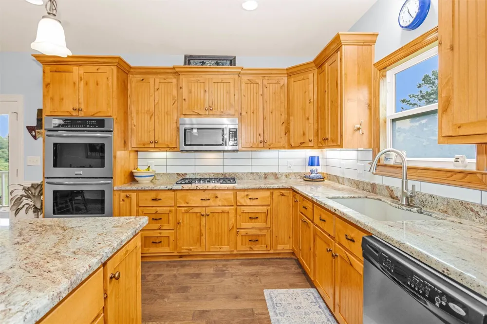 10 Hogg Extension Kennard, TX 75847