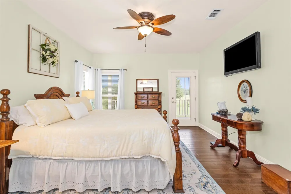 10 Hogg Extension Kennard, TX 75847