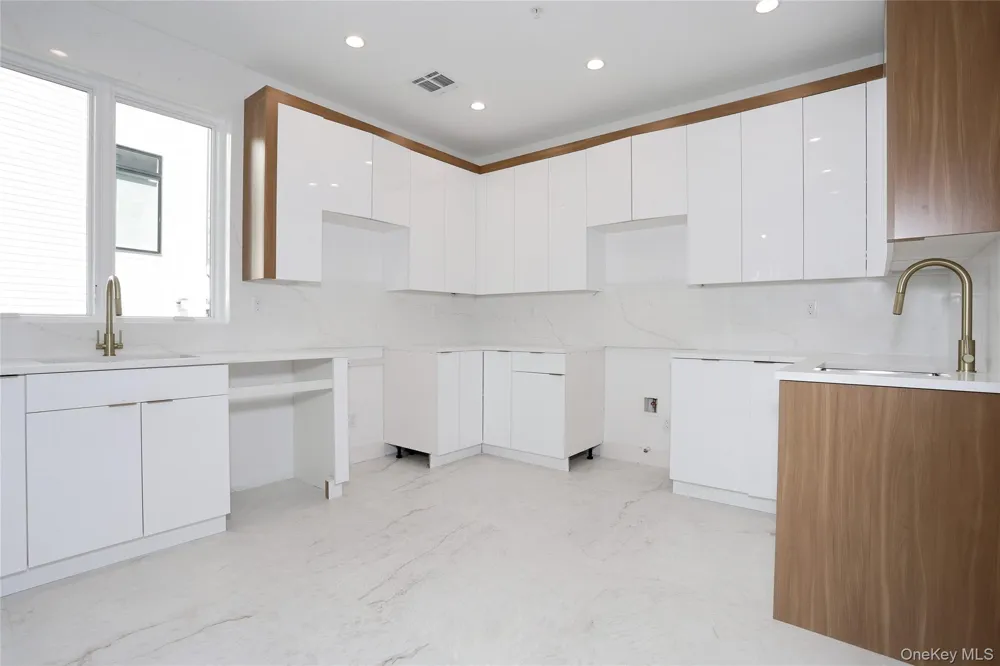 1 Hopal Lane #203 Monsey, NY 10952