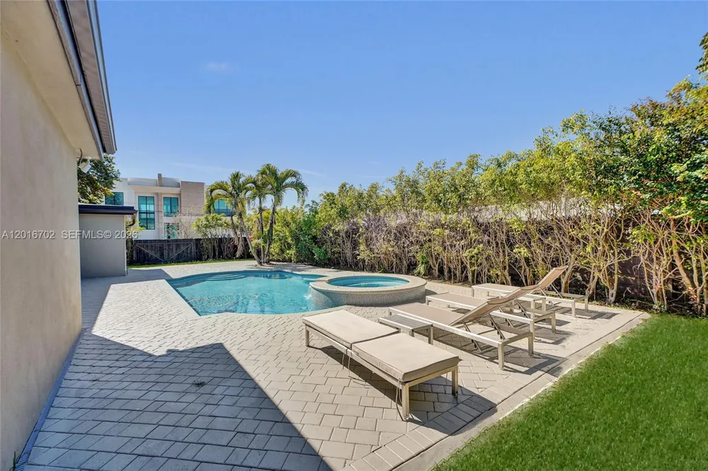 19694 NE 24th Ave Miami, FL 33180