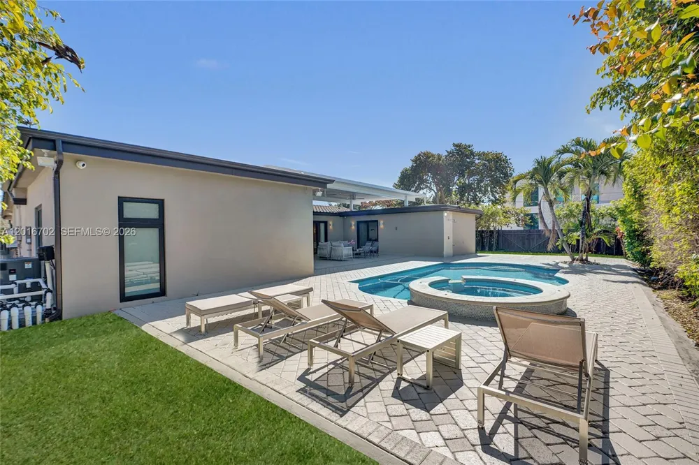 19694 NE 24th Ave Miami, FL 33180