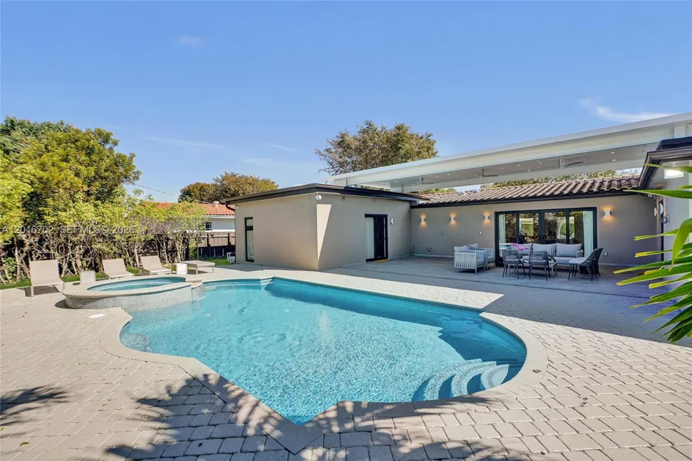 19694 NE 24th Ave Miami, FL 33180