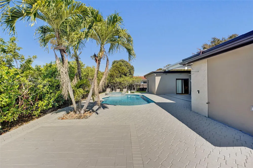 19694 NE 24th Ave Miami, FL 33180