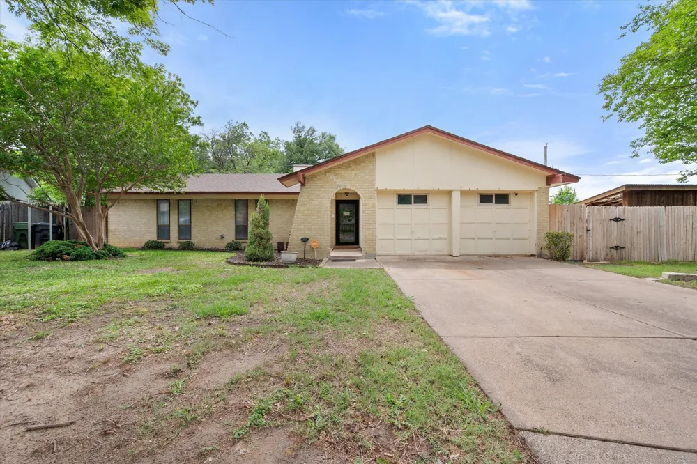 802 Crest Oak Court Arlington, TX 76012