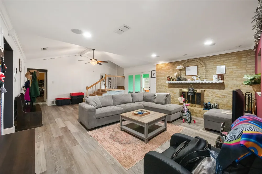 802 Crest Oak Court Arlington, TX 76012