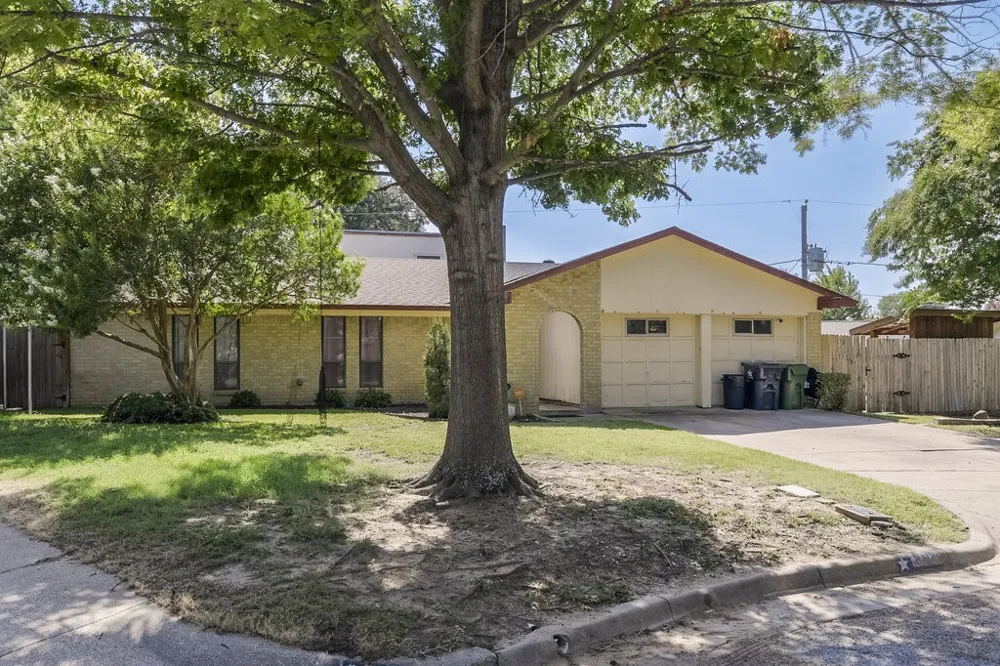 802 Crest Oak Court Arlington, TX 76012