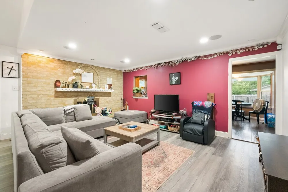 802 Crest Oak Court Arlington, TX 76012