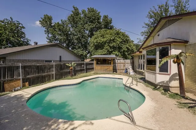 802 Crest Oak Court Arlington, TX 76012