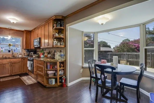 802 Crest Oak Court Arlington, TX 76012