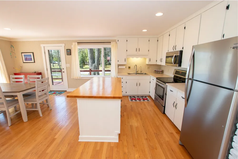 3784 S Lee Point Road Bingham Township, MI 49682