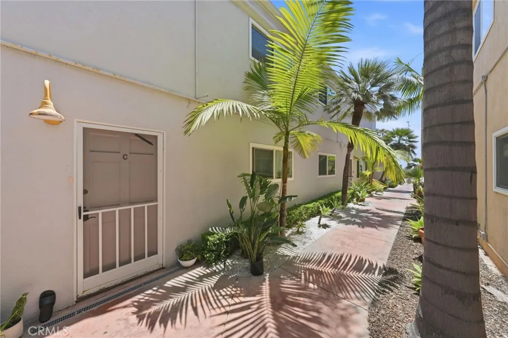 2202 W Oceanfront Newport Beach, CA 92663