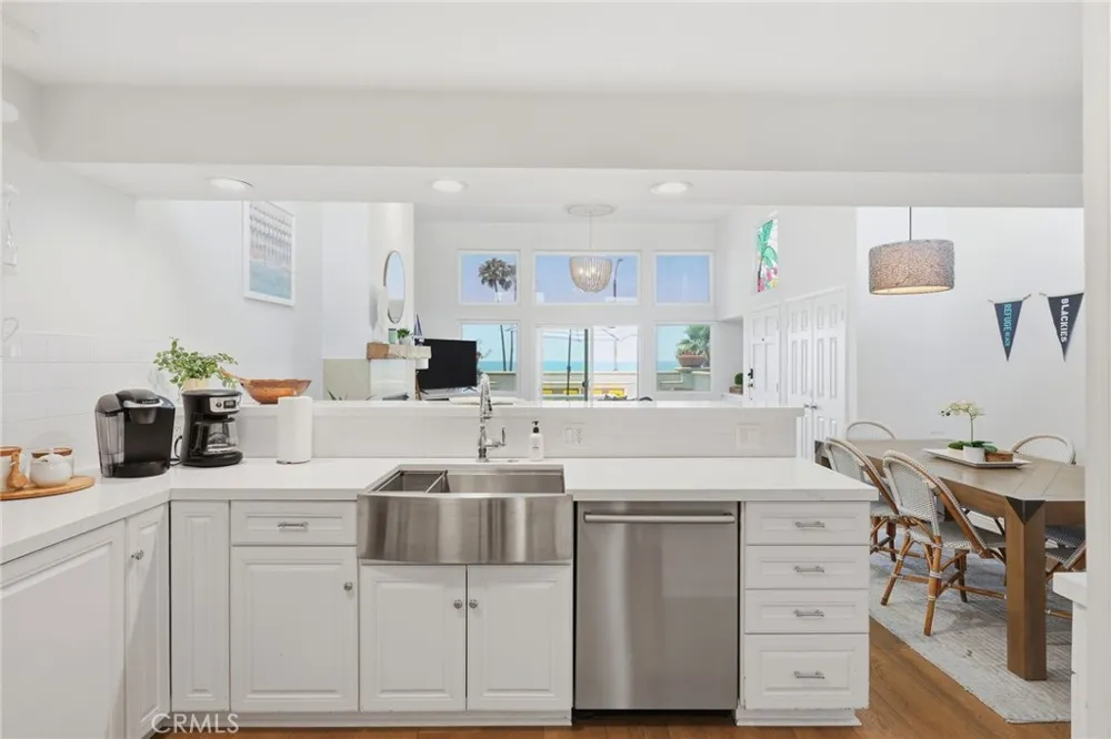 2202 W Oceanfront Newport Beach, CA 92663