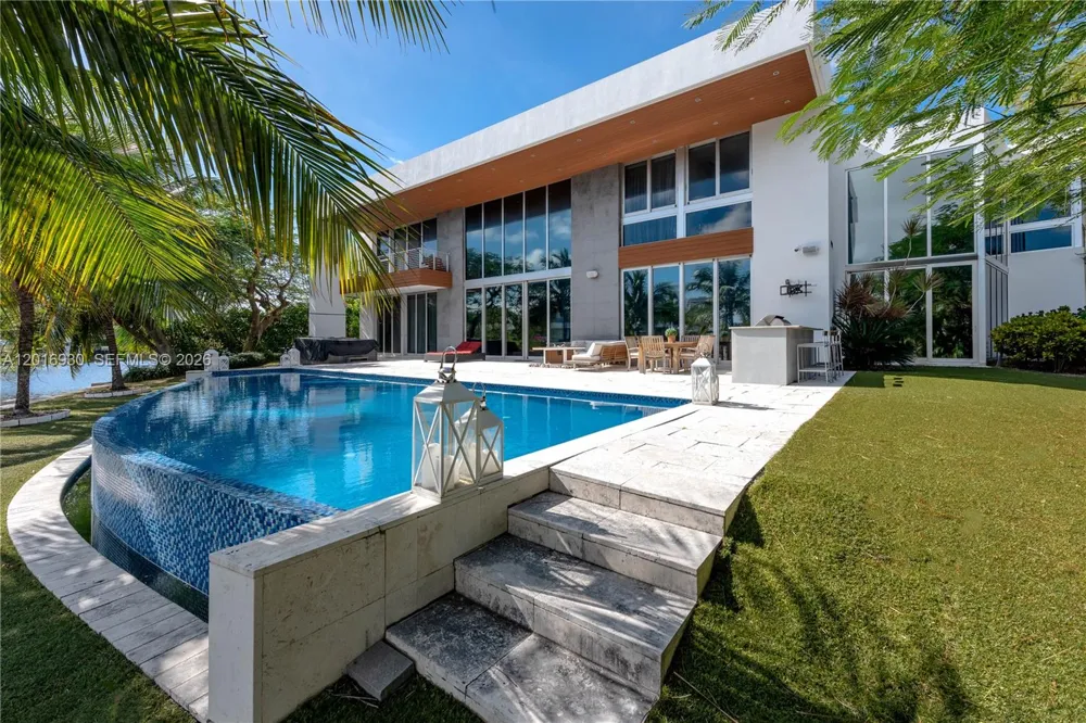 400 Tamarind Dr Hallandale Beach, FL 33009