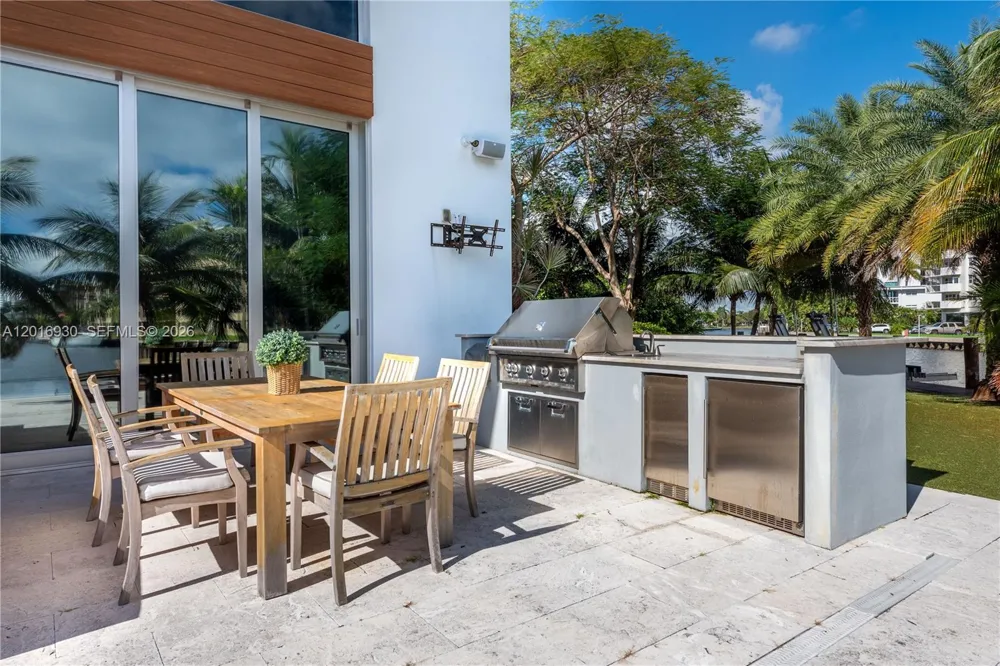 400 Tamarind Dr Hallandale Beach, FL 33009