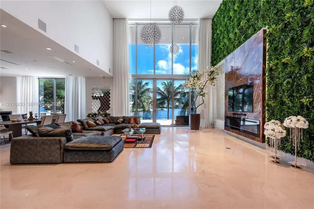 400 Tamarind Dr Hallandale Beach, FL 33009