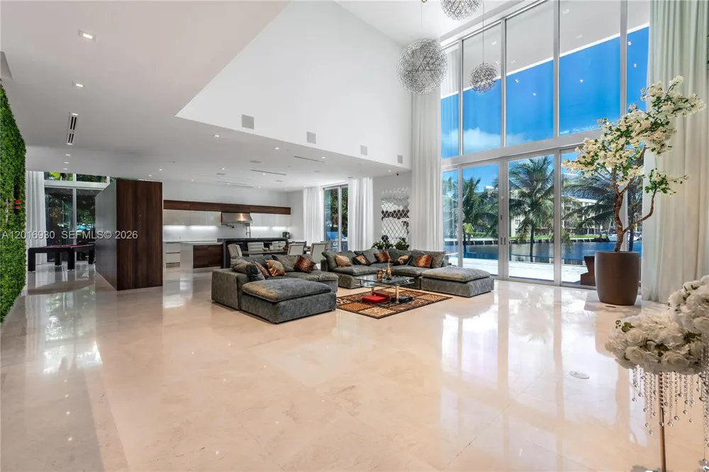 400 Tamarind Dr Hallandale Beach, FL 33009