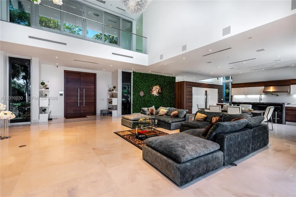 400 Tamarind Dr Hallandale Beach, FL 33009