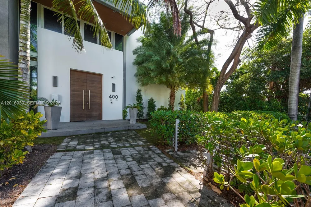 400 Tamarind Dr Hallandale Beach, FL 33009