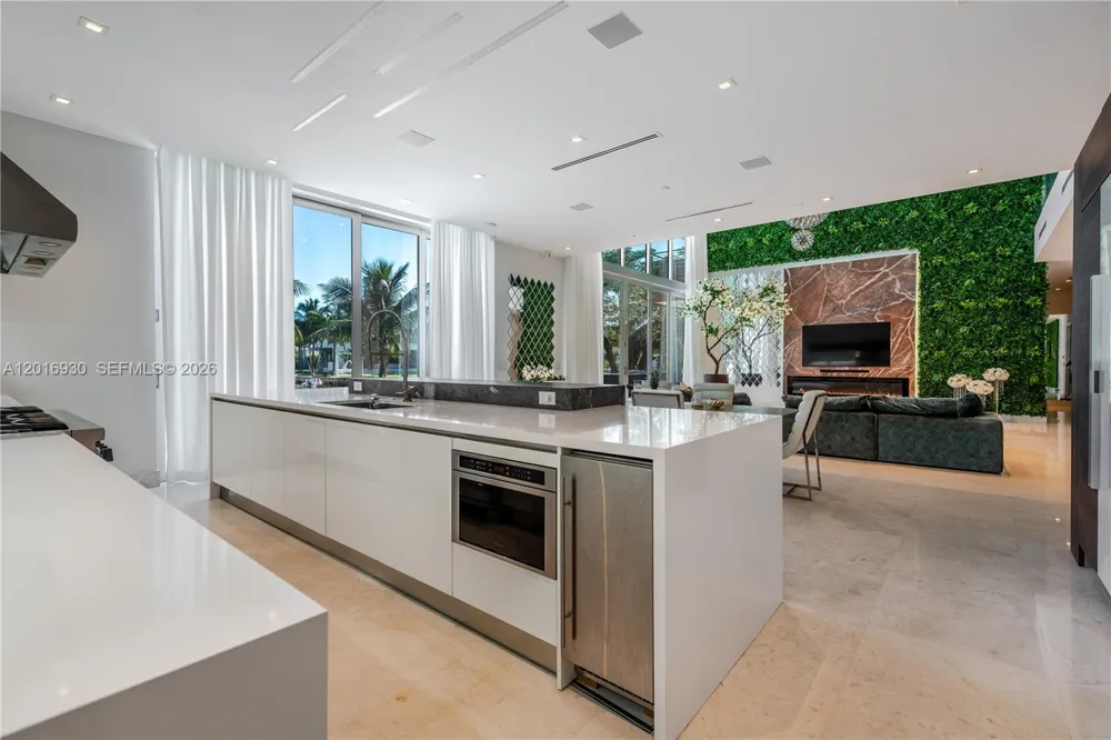 400 Tamarind Dr Hallandale Beach, FL 33009
