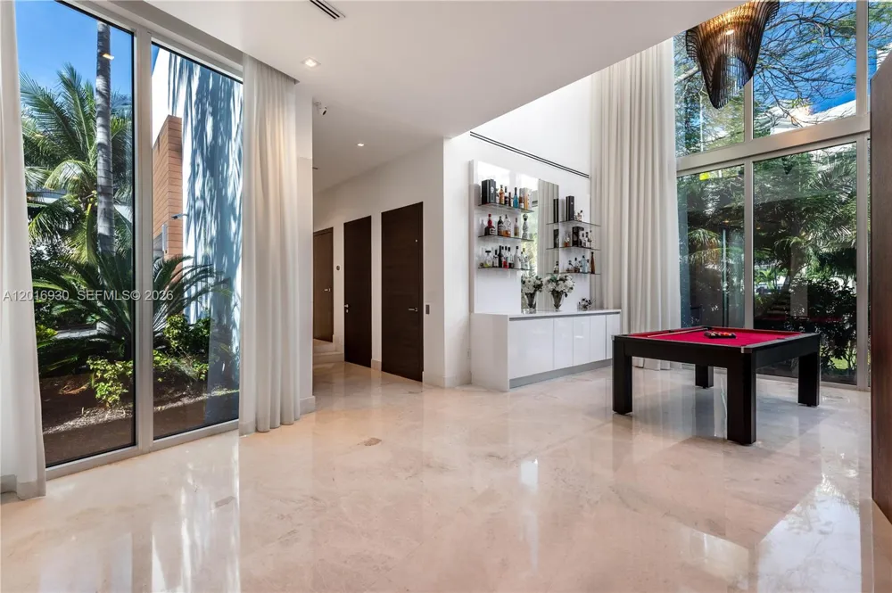 400 Tamarind Dr Hallandale Beach, FL 33009