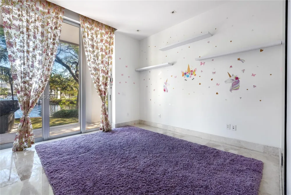 400 Tamarind Dr Hallandale Beach, FL 33009